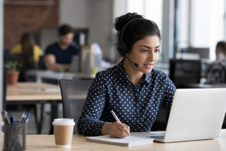 How to Improve AHT in Contact Centers While Improving Customer Experiences